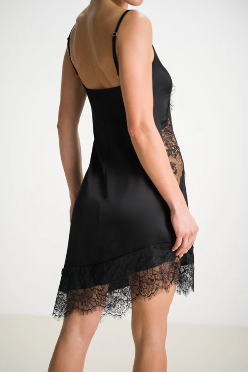 Vestido Isobel Assimétrico de Cetim e Renda | Preto